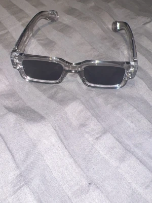 Silverfärgat diadem i metall - Ett stilrent diadem i silverfärgad metall med slät och enkel design. Perfekt för att ge en snygg touch till din look. Diademet är böjt och har en blank finish som gör det lätt att matcha med olika outfits.