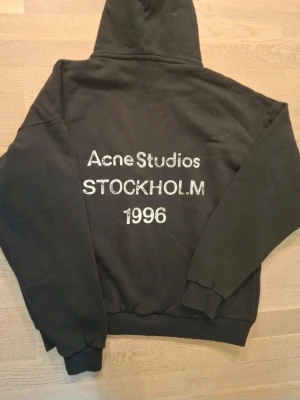 Svart Acne Studios hoodie  - Säljer en Svart Acne Studios hoodie I storleken S. Den är helt ny och aldrig använd, bara testad. Meddela gärna om du är intresserad 