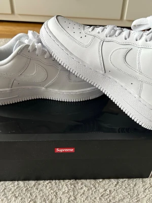 Nike Air Force 1 x Supreme vita sneakers - Hej! Säljer dessa superfina och aldrig använda air force Nike X Supreme i storlek 40, perfekta nu när solen har börjat komma ut☀️  Säljs för 2999kr på nätet, mitt pris 2300kr  