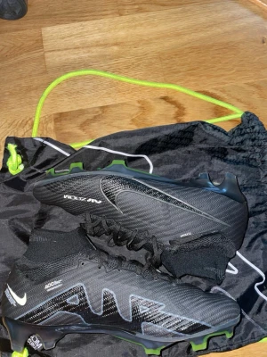 Nike Air Zoom Mercurial fotbollsskor - Säljer ett par Nike mercurial superfly 9 som är helt oanvända.Priset kan diskuteras vid snabb affär.Nypris 3499kr.