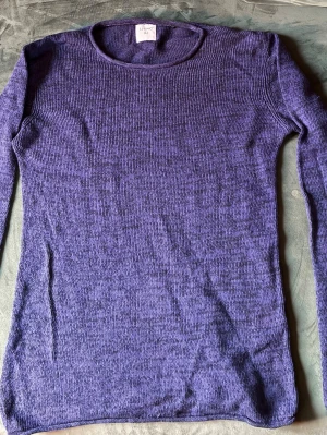 Kornblå stickad tröja från LJUNG - Fintickad tröja från LJUNG i storlek L. Klassisk design med rund hals och mjukt material. 68% bomull, 32 % linne. Tvättas i 30 grader.  Fin vårtröja, snygg till jeans! 