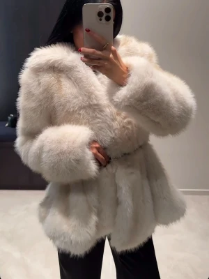 Monki peplum jacka  - Den virala peplum fuskpälsjacka från Monki som är helt slutsåld.Aldrig använd fortfarande i kartong med prislapp på.