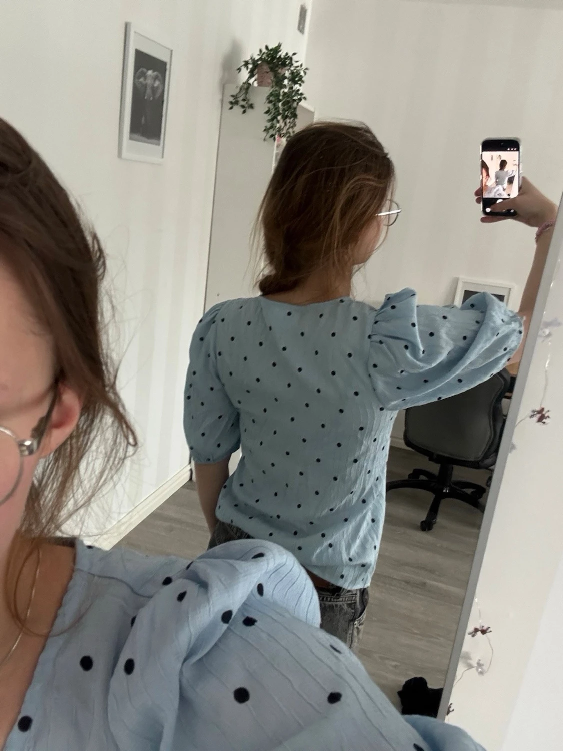 Blå prickig blus med puffärm - 1