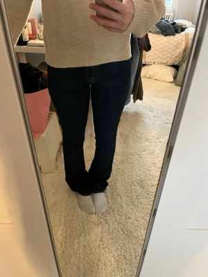 Mörkblå jeans  - Säljer ett par jätte snygga mörkblåa     jeans då dem tyvärr är för långa för mig:(