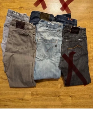 Bulk på jacob cohën och dondup  - Jag erbjuder ett urval av Jacob Cohën och Dondup jeans till försäljning, riktade till både resell och dig som söker högkvalitativa jeans till ett förmånligt pris.  Dondup-jeansen inkluderar ett par Ritchie  medan modellbeteckningarna på de övriga dondup jeansen för närvarande är okända. För ytterligare information finns jeansen tillgängliga på Plick.  Tveka inte att kontakta mig vid eventuella frågor.