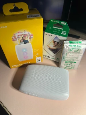 Fujifilm Instax Mini Link 3 fotoskrivare - Säljer en vit Fujifilm Instax Mini Link 3 fotoskrivare. Perfekt för att skriva ut polaroid bilder direkt från mobilen. Medföljer originalkartong och 3 pack Instax Mini film (totalt 30 ark). Köptes förra sommaren och använt en gång för test. Har legat i lådan sen dess då jag ej hittat tillfälle för användning. Inga repor eller skador- helt ny. Kan mötas upp I Malmö. Original pris för allt: 1600