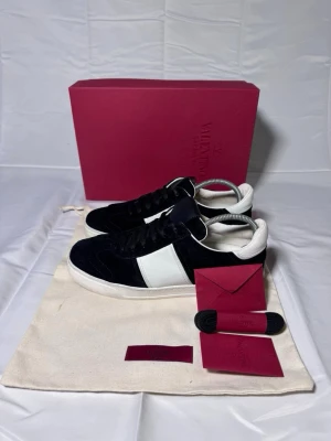 Valentino svartvita sneakers - Valentino Flycrew skor Storlek: 38-39.  Vad som ingår: Allting orginalt Pris: 2599kr. Skick: 9,8/10 Etc: Priset ej hugget i sten.