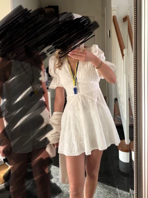 Adoore/student klänning - Använd endast en gång av mig💓På sista bilderna kan man se att det finns lite spår av en bodyglow jag hade smort in mig med, inget som syns på håll och kan säkert gå bort💞Kan posta samma dag!🚛
