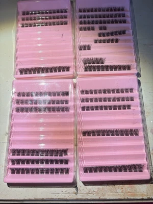 Individuella ögonfransar i mixade längder - Säljer flera förpackningar med individuella ögonfransar i svart färg. Fransarna kommer i olika längder och är placerade i rosa plastaskar. Perfekt för dig som vill skapa en naturlig eller fylligare look. Lätta att applicera och anpassa efter önskemål.