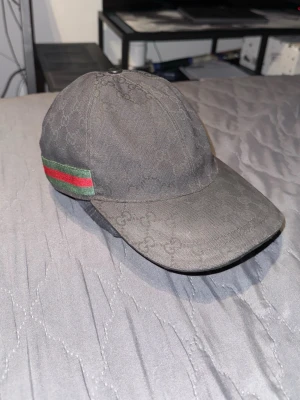 Svart Gucci keps - Storlek m skriv för mer frågor tack. Äkta