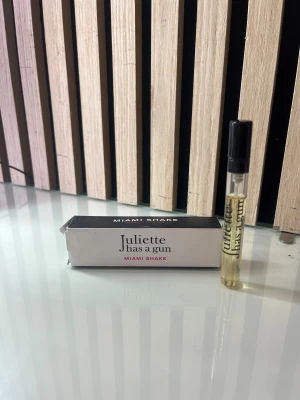 Juliette Has a Gun Miami Shake parfym - En liten parfym från Juliette Has a Gun i doften Miami shake 🍓🍰
