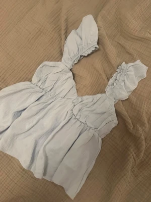 Shein - Söt ljusblå topp  - Shein  Söt ljusblå topp  Som ny, knappt använd. Stl. Xs   Pris går att diskutera💗