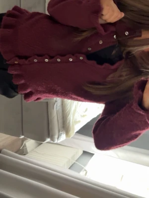 Vinröd kofta - säljer en vinröd stickad söt kofta från Zara, strl S. inga tydliga tecken på användning alls, tröjan är i mjukt material som ej sticks💝 