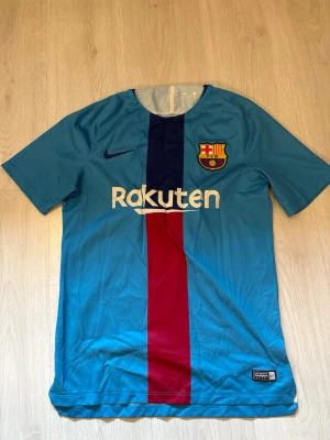 FC Barcelona träningströja M - En träningströja från Barca. Storlek M. Knappt använd.