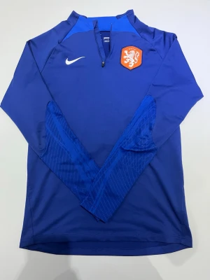 Nederländerna tröja - Väldigt fin tröja passar väldigt bra//Slim fit//Bra skick//Har väldigt små hål på ärmen men syns knappt(kolla bilder)//Priset kan diskuteras🤩