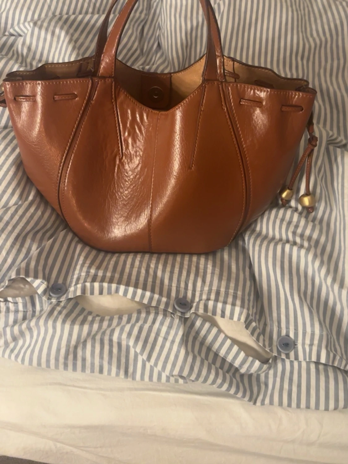 Brun läderhandväska med gulddetaljer - 1