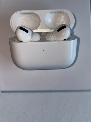  Kom med bud Apple AirPods Pro trådlösa hörlurar - Säljer ett par vita Apple AirPods Pro med laddningsetui.