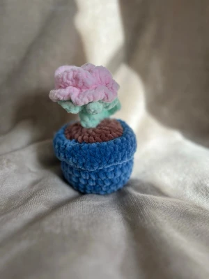 Virkad blomma i blå kruka - Den är ca 15 cm hög 💗