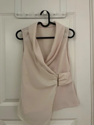 Beige blus - Jätte gullig att ha på något event eller en fin middag. Använd 1 gång.