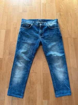 J.Lindberg jeans i färgen blå - Säljer dessa riktigt feta jeansen ifrån J.Lindeberg. Storlek: W33. Vid frågor är det bara att höra av sig!