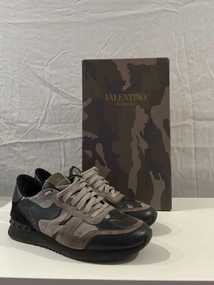 Valentino Garavani - Extremt snygga Valentino garavani rockrunner i bra skick. Hör av dig vid funderingar!☺️