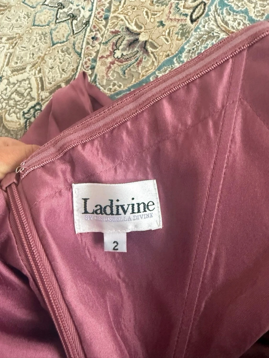 Lång vinröd klänning med v-ringning - 4