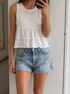 Shorts och Topp set - Säljer ett par ljusblå denimshorts med upprullad kant och klassiska fem fickor. Shortsen har normal passform och stängs med knapp och dragkedja. Perfekta för varma dagar och ger en avslappnad look. Shorts och linne 