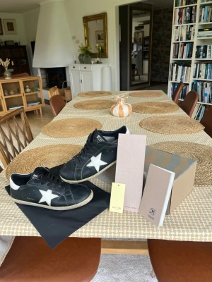 Golden Goose sneakers svarta - Säljer dessa feta golden goose skor perfekta nu på sommaren✨|Storlek 43| Hör av dig vid frågor