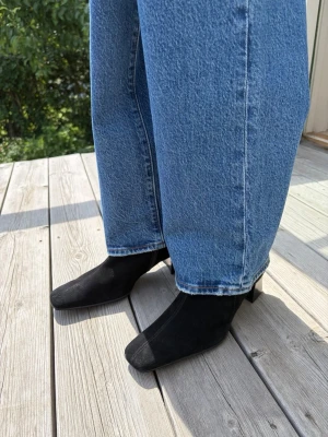 Italienska svarta stövletter med låg klack - Snygga svarta stövletter i mockaimitation med låg, bred klack och fyrkantig tå. Skorna har en minimalistisk design som passar perfekt till jeans eller kjol. Dragkedja på insidan för enkel på- och avtagning.