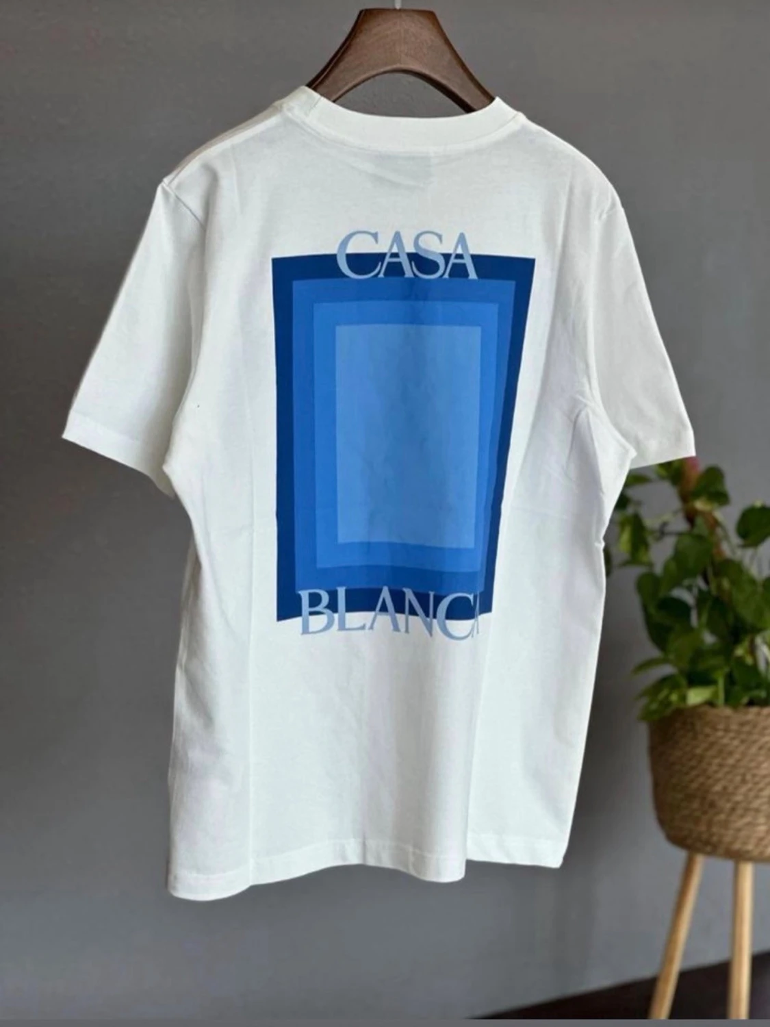 Vit t-shirt med blått tryck - 1