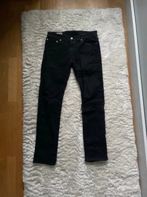 Svarta 501 Levi Jeans - Säljer till ett billigt pris vill få bort dem. Dem är sköna och storlek W30 L32