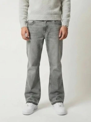 grå flared jeans - Säljer ett par grå jeans med rak passform och rå, fransad kant nedtill. Jeansen har klassisk femficksdesign och är tillverkade i denim. Perfekta för en avslappnad och trendig look. 177cm 72kg, lite tajt runt midjan, fickorna är lite mindre och pris kan diskuteras.