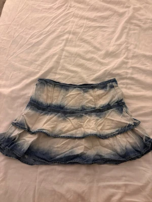 lågmidjad kjol  - cool lågmidjad kjol från kappahl i storlek 158, tycker den passar xs/s. två fläckar (bild 3&4). skriv vid intresse eller frågor 💕