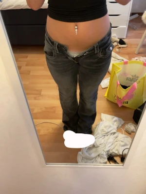 Svarta bootcut jeans  - Säljer ett par svarta bootcut jeans med tvättade detaljer. Jeansen har låg midja och är bootcut. Använd fåtal gånger och säljs på grund utav att de är för små. de är från Gina Tricot i storlek 158 och passar mig jätte bra i längden som är 155cm lång men inte i midjan. Skitsnygga jeans nu till hösten men även kan användas året om. köpta för 300 säljs för 50 kr.