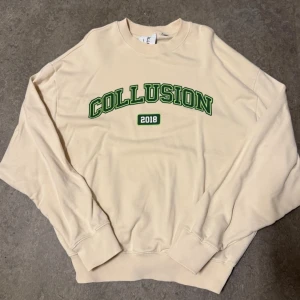 College crewneck - Säljer denna häftiga collegetröjan från collusion. Observera att den är väldigt baggy/luftig vid armarna. Den passar från storlek S-L beroende på hur man vill att den sitter.