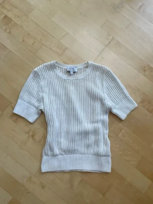 Vit kortärmad topp - Superfin vit mönstrad topp från & Other Stories i storlek S (passar XS också skulle jag tro). Mycket fint skick! 🌸