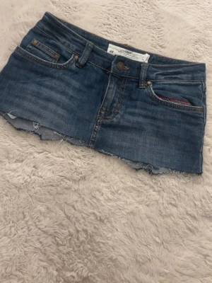 lowwaist blå jeanskjol💗 - säljer denna blåa jeanskjolen från h&m💞 säljer pga att den är för liten💓den är väldigt kort och lowwaist 💗 tidigare köpt på secondhand 