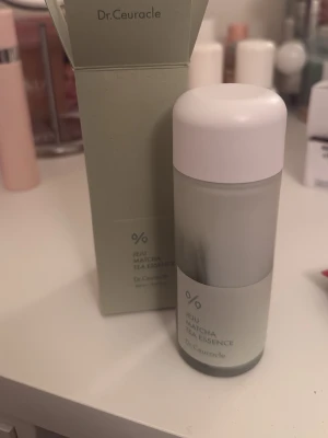 Dr.Ceuracle Jeju Matcha Tea Essence - Fräsch toner från Dr.Ceuracle med matcha som är riktigt populär just nu. Jag har råkat få 3 styckna och säljer nu vidare den tredje då jag ej behöver 3. Den är lugnade och hjälper huden att återhämta sig!😊 original pris 499kr