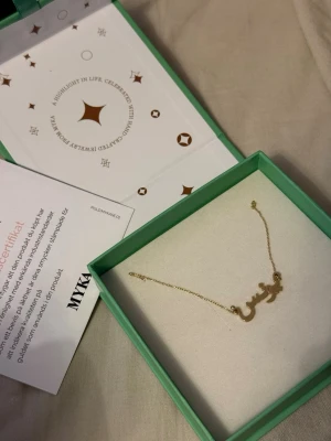guldhalsband från Myka - Säljer ett vackert och stilrent halsband i äkta 14K guld från MYKA med det arabiska namnet “Younes”. Halsbandet har en tidlös och elegant design som passar både till vardags och vid speciella tillfällen.  ✔️ Äkta 14K guld ✔️ Personligt namn på arabiska – “Younes” ✔️ Levereras i originalask från MYKA ✔️ Fint skick  Perfekt som en unik present eller för dig som själv heter Younes eller vill ge bort något med ett personligt värde.  📩 Skicka gärna ett meddelande vid frågor eller intresse!