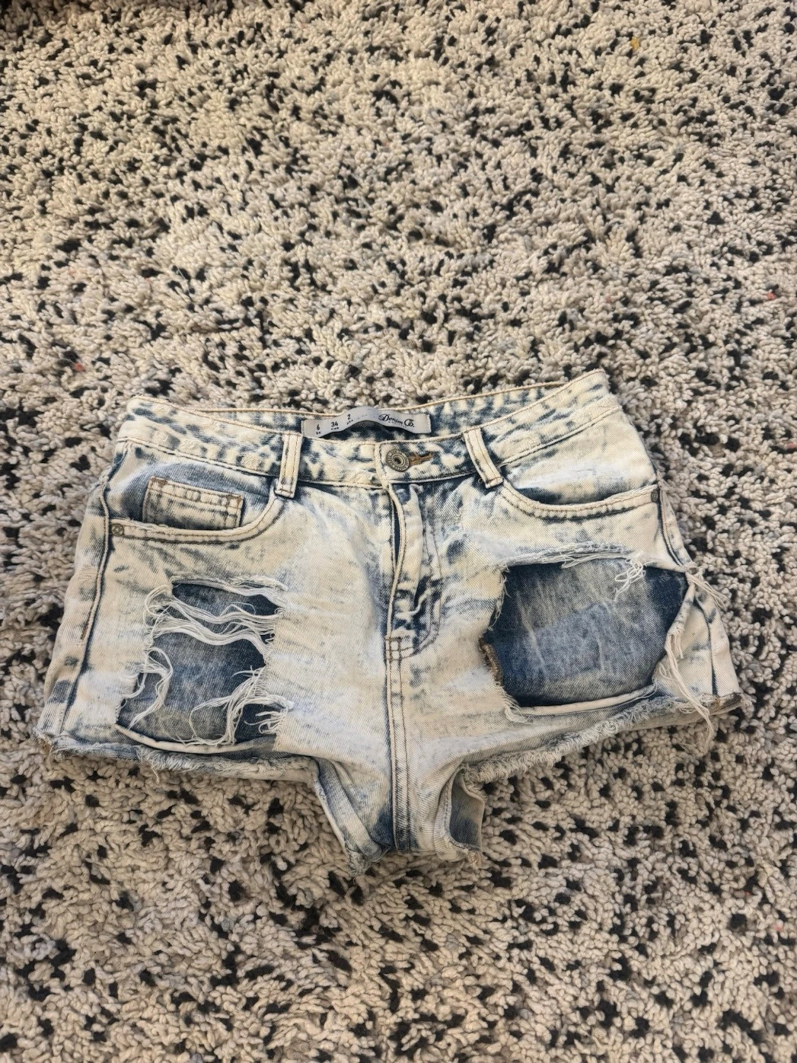 Ljusa jeansshorts med slitningar