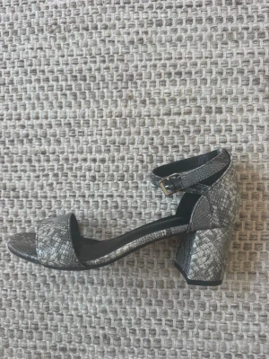 Sandaler med mönster  - Sandaler/ klackar. .