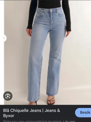 Ljusblå raka jeans från Chiquelle - Snygga ljusblå jeans från Chiquelle med hög midja och raka ben. Klassisk femficksmodell med knapp- och dragkedjegylf. Perfekta för en avslappnad och trendig look. Tillverkade i denim med en skön passform.