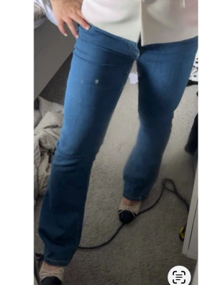 Blå raka jeans med medelhög midja - Blåa jeans med medelhög midja, utsvängda! Jättefina och skön passform 🩵