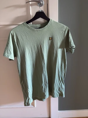 Lyle & Scott T-shirt - Lyle & Scott T-shirt i storleken S. T-shirten är i mycket fint skick.     Skriv vid frågor eller fler bilder.