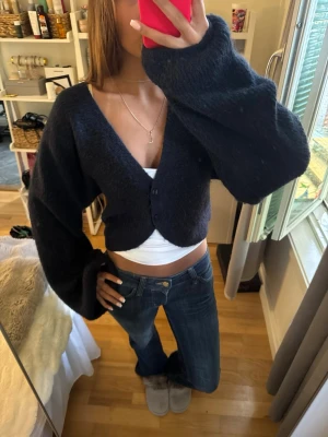croppad kofta - Säljer den här finstickade koftan med vida armar från gina tricot eftersom den inte kommer till användning 🥰