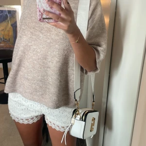 Spets shorts  - Shorts i spets, medelhög midja, storlek 36, fint skick!