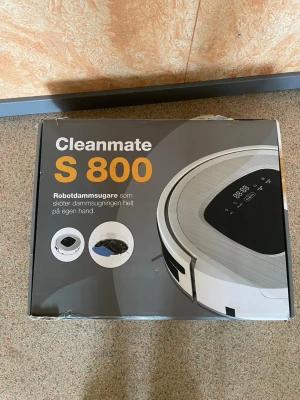 Cleanmate S800 robotdammsugare - Robotdammsugare Cleanmate S800 i vitt med svart displaypanel. Rund form och digital display på ovansidan. Levereras med laddstation och laddare. Perfekt för dig som vill ha ett smartare sätt att hålla golven rena utan ansträngning.