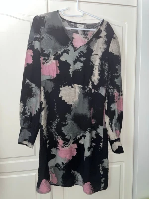 Tunika M - Mustapohjainen kuviollinen tunika. Käyttämätön, hintalappu irronnut. Kaulalta saa napit kiinni sekä hihoista. Koko M. Kaikai n 50cm, pituus n 92cm, kainalo-hihansuu n 46cm. Eläintalous MMM Katsothan myös muut ilmoitukseni Tarjoa 