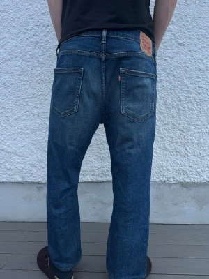 *Unika Levi’s 527* - Ett par mycket trevliga Bootcut Jeans från Levi’s. Detta är ett par Levi’s 527 som är en av de snyggare Levi’s jeansen om inte den snyggaste! Storlek W32/L32. Ett extremt billigt pris och perfekt för dig som vill resella. Hör av dig vid frågor!