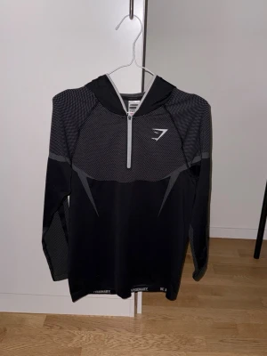 Gymshark Onyx V5 Hoodie Grå - Onyx V5 hoodie i färgen grå. Säljer den för att ja inte använder den. Håller mig till min blåa. Hoodien är i storlek L och är helt oanvänd. 